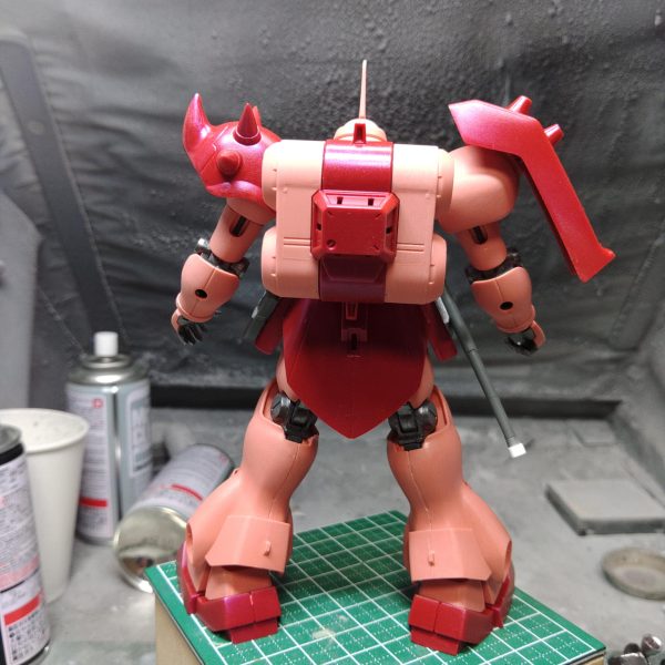 もとから武器の多いギラドーガだが、さらにこれでもかと武器が付いてくるので、余剰パーツ好きとしてはなにか手を打ちたいところギラドーガ本体は大きさの割にシンプルな構成で磨きも比較的楽でつくりやすいのだが、武器をある程度見せるように作るとなかなかに骨がおれる作業量（3枚目）