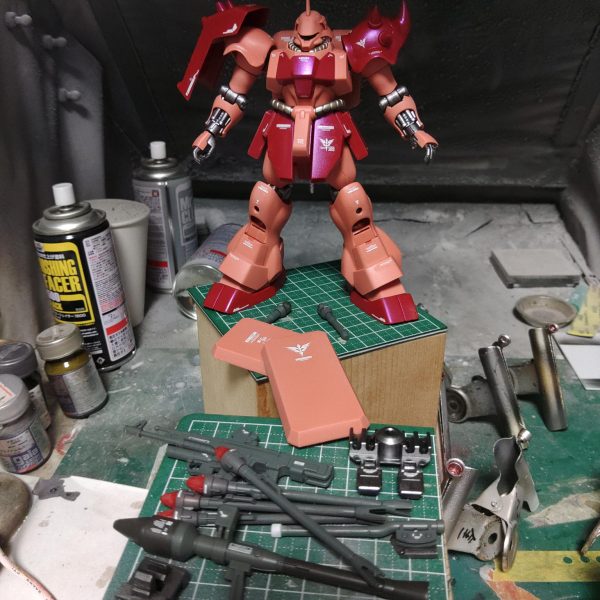 もとから武器の多いギラドーガだが、さらにこれでもかと武器が付いてくるので、余剰パーツ好きとしてはなにか手を打ちたいところギラドーガ本体は大きさの割にシンプルな構成で磨きも比較的楽でつくりやすいのだが、武器をある程度見せるように作るとなかなかに骨がおれる作業量（4枚目）