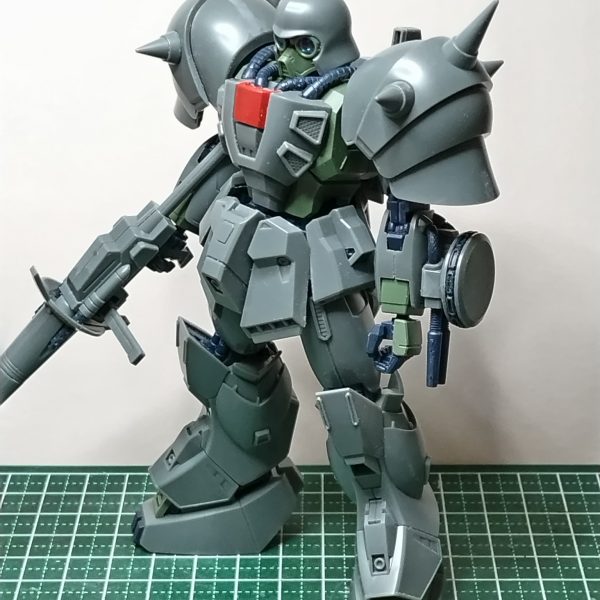 νガンダムはヤフオクに出撃しています（〜2026/10/03）。νガンダムの製作に苦戦している間に購入したデナン・ゾンをつくっています。簡単に組める良くできたキットです。少しだけ改造してサクッと仕上げたいと思います。（2枚目）