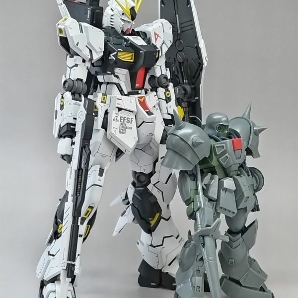せっかくなので前作のνガンダムと記念撮影。小型機だと言うことはわかっていても、同じスケールとは思えませんね。（2枚目）