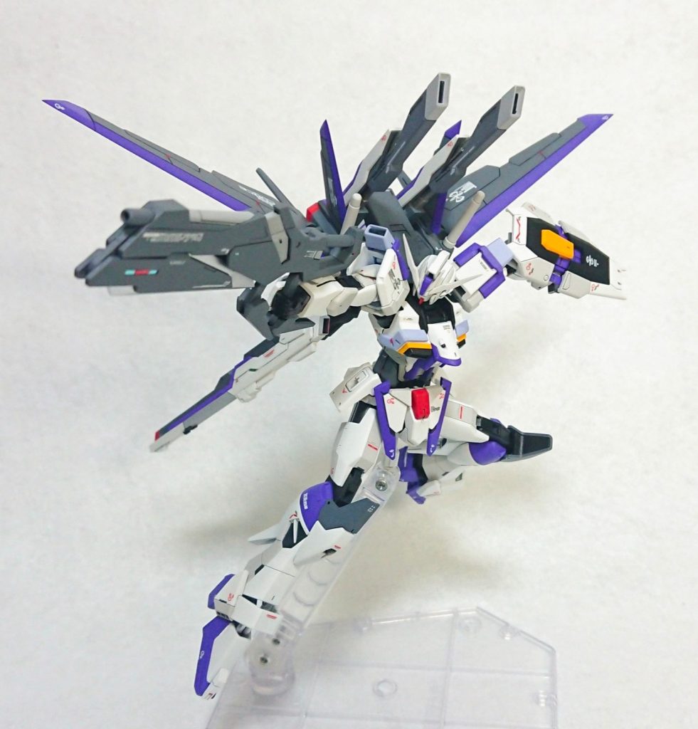 ダブルオースカイの対艦刀にウイングガンダムのバスターライフルの砲身とグリップを移植し、AGE-FXのビームライフルから先っちょの爪みたいなのをトリガーガードみたいな物にしています。対艦なのに片手で撃てるの？とお思いの方もたくさんいらっしゃるでしょうが、そこはもう…ね？