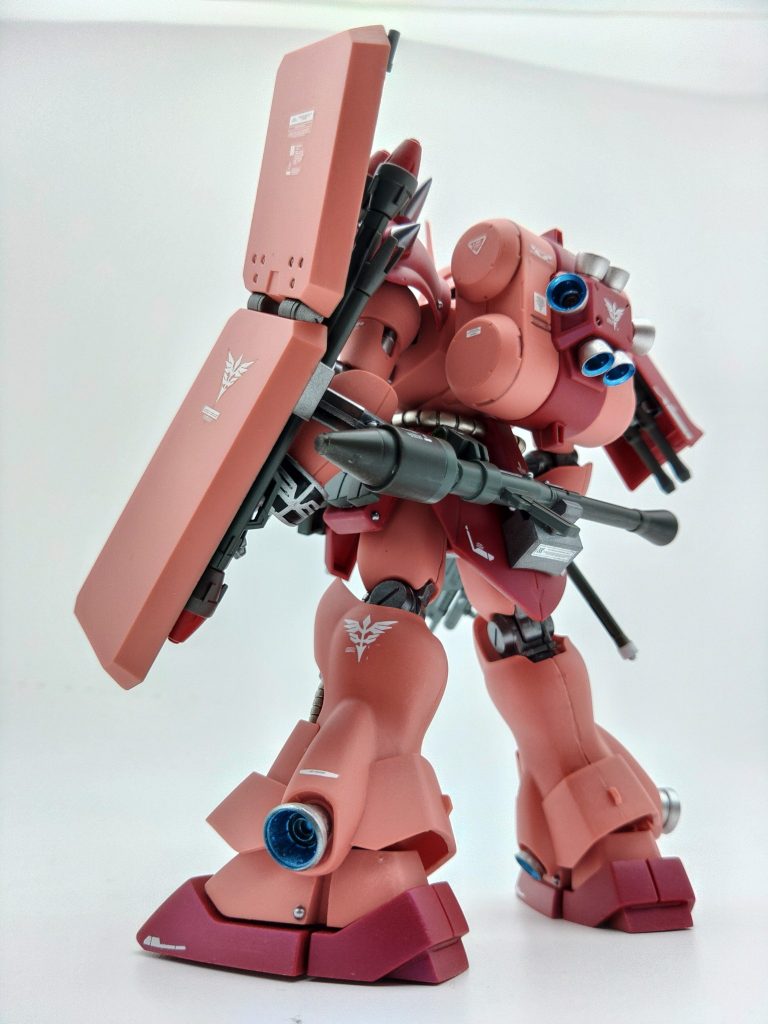 キット指定のライフル、シールド武装、腰部ロケットランチャーはそのまま作っています。余剰パーツである、ハンドグレネード×２、予備弾倉×２、ギラ・ズールアックスをそれぞれ違和感が無いと思える箇所に取り付けていきます。・ハンドグレネード×２固定シールド裏に基部ごと接着&nbsp;・予備弾倉×２弾倉に磁石を仕込んで、それぞれフロントアーマーとサイドアーマーに磁石を裏から仕込んで取り外し可能にする&nbsp;・ギラ・ズールアックスアックス固定器具裏にスチール缶を切ったものを貼って、サイドアーマーの裏から磁石を仕込んで取り外し可能にするこれによって腰に帯剣している感じでバドの所属する親衛隊機感が増す