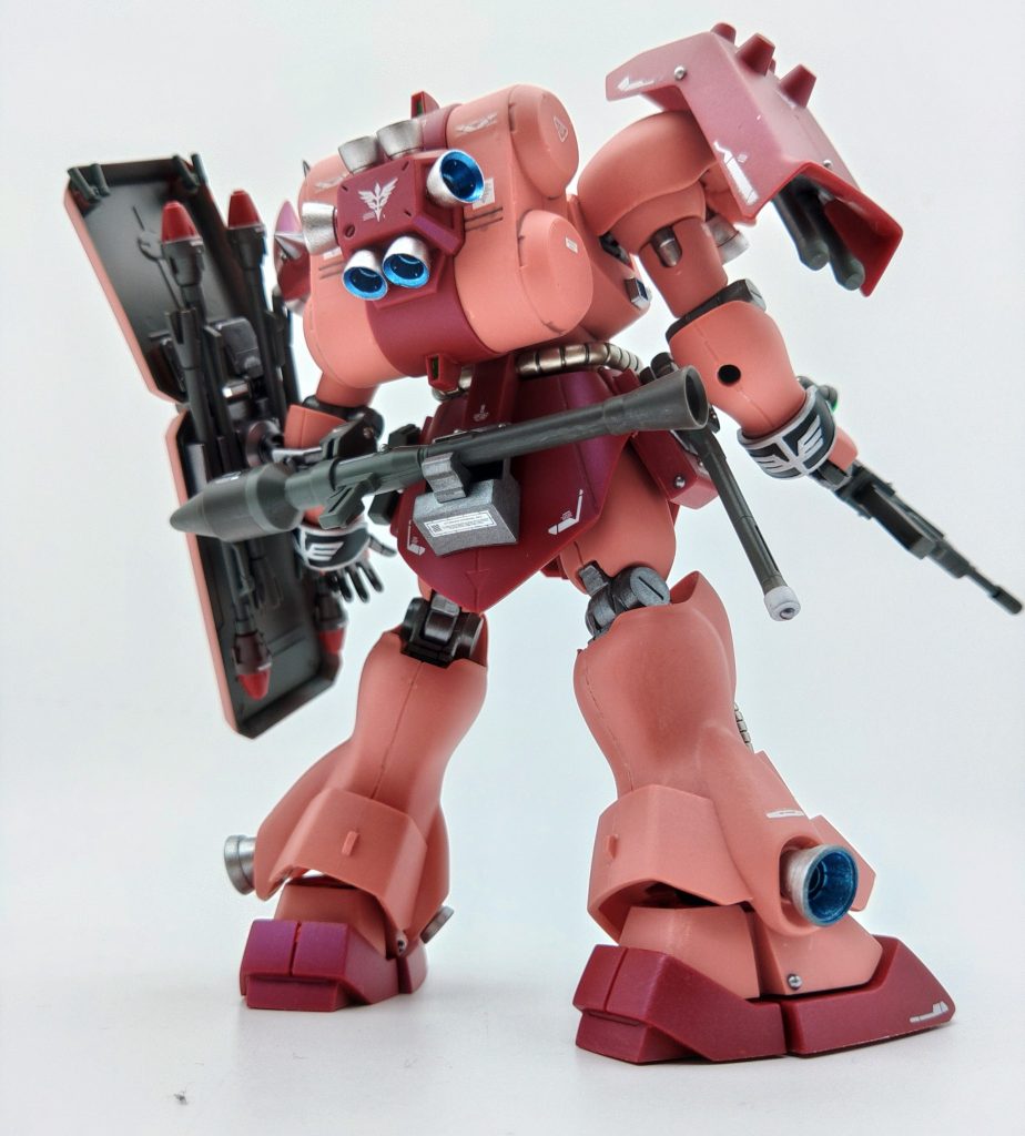 バド搭乗機として本体色こそフロンタル仕様ですが、通常運用のギラ・ドーガとして、武器の余剰パーツをあれこれ貼って武装マシマシにしています。