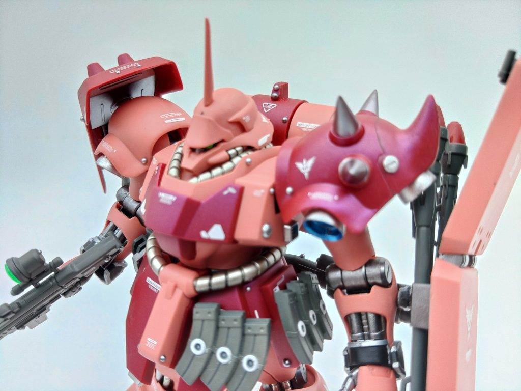 もとからギラ・ドーガの完成度が高いのに加えて、これらの改造で腰回りのボリュームが増えて強そうに見えます。本体の改造はモノアイのHアイズ化、バックパックの位置調整ぐらいです。そして、ここまでキットの付属武装を取り付けた上で、ギラ・ドーガライフルが一般機と指揮官機用で2丁+ギラ・ドーガアックスが余るお得キットです。さらにノーマルギラ・ドーガ用の頭部パーツも余るので、オマケでフロンタル仕様としても組めるように作ってみました↓