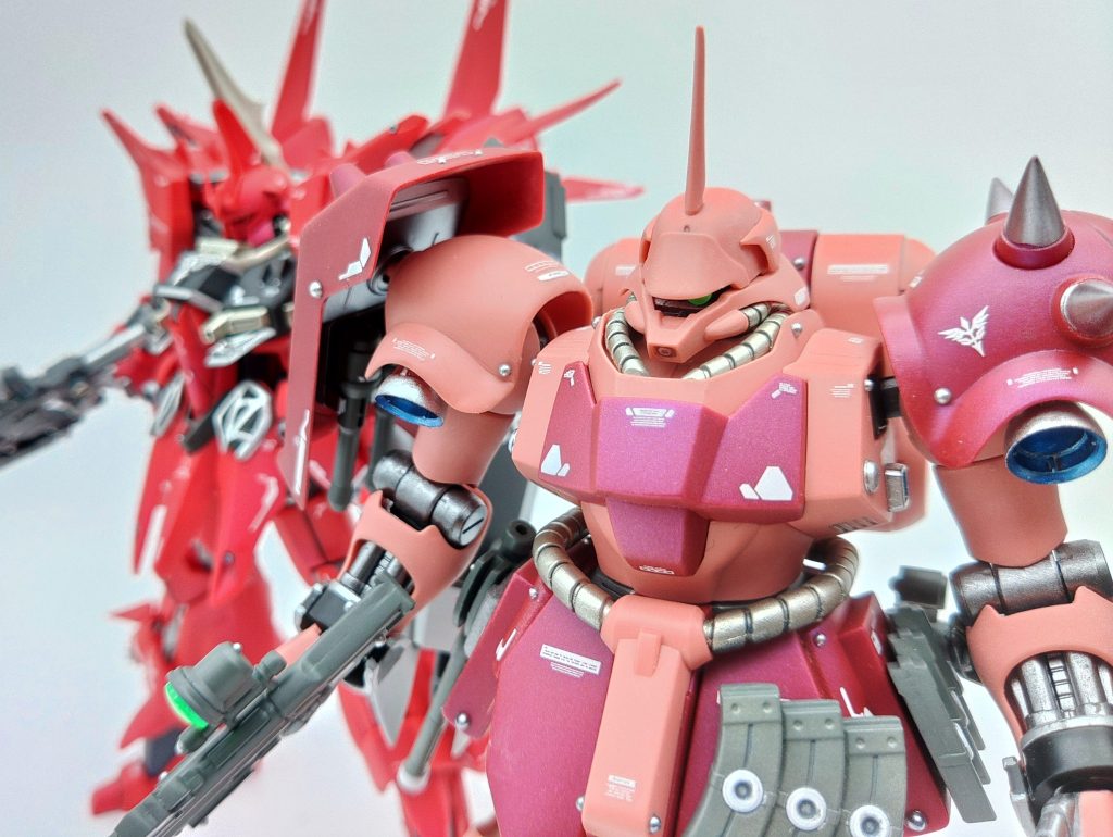 アクロス・ザ・スカイ劇中のリバウとのツーショット同じ元フロンタル機としても、この2機の赤の色味が違うのはフロンタル機たる重要な意味があると考えます。