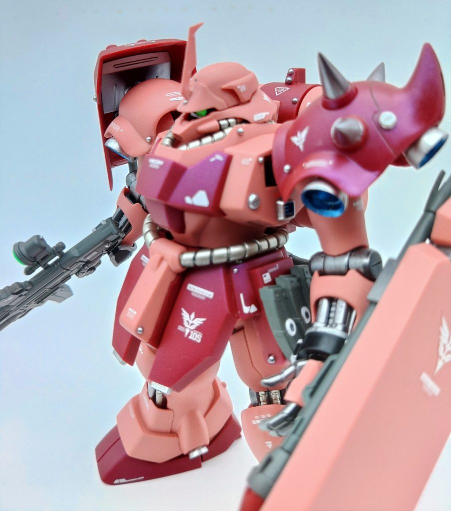 アンテ感のあるギラ・ドーガの角をジオン指揮官機として伝統の額にそそりたつブレードアンテナにしています。ブレードアンテナはランナータグの削り出しです。あとは、フロントアーマーの弾倉を外せばフロンタル専用機のエンブレム『ネオジオンマークに10S』が出てきます。