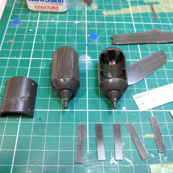ガンプラが一番進む時の秘訣は目の前のやらなければならないこと(展示用ナイチンゲール)からの逃避である展示会に全く関係の無いギラ・ズールのアンジェロ機が今一番熱い(･３･)bバックパックを5ミリほど上に調整腕の肩アーマー基部を切り離して上に再接着、これで肩アーマーが上がる上の2つの工作で首が埋まって見える&nbsp;巨大プロペラントタンクの装甲板は絶対に角度がついていたほうがカッコいいので、切り放して空いた大穴をカラープラ板で塞ぐ&nbsp;肩アーマーのトゲの角度がどうみても金型の構造が垣間見える角度なので、切り込みをいれて、角度を変えてからランナータグを挟んで角度変更なかなかカッコいいバランスになったのではないだろうか？（3枚目）