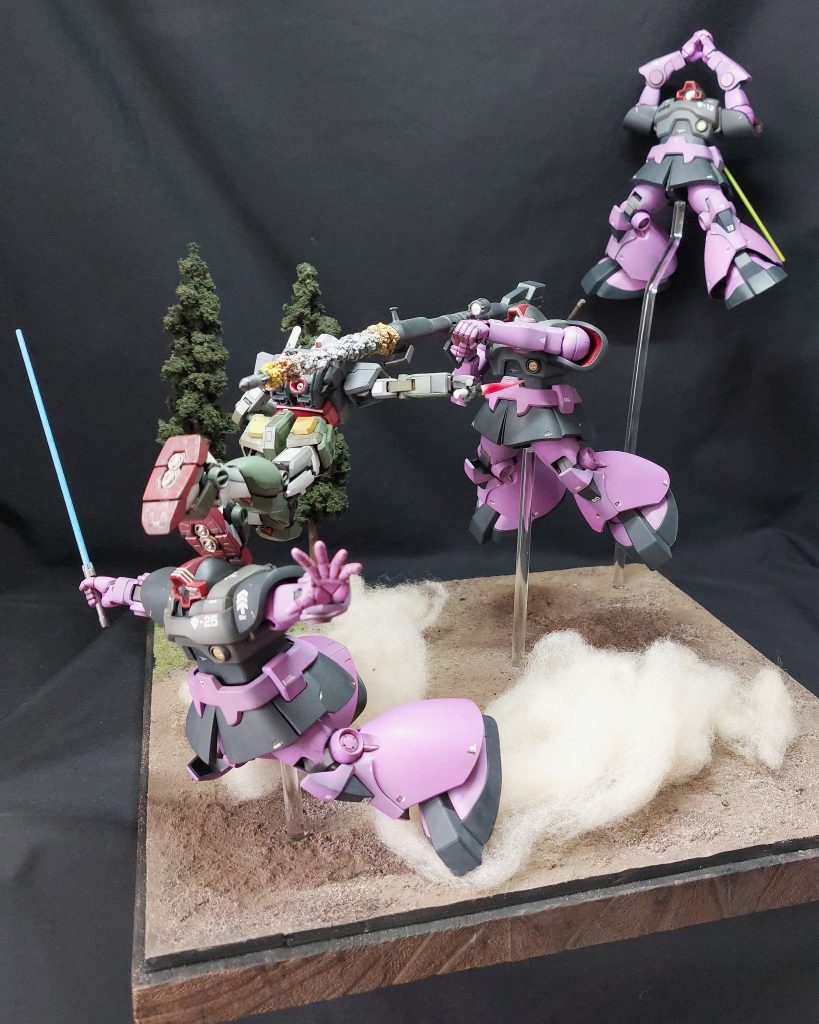 ■支柱の変更について以前製作した際は、ドム3機の支柱にフィギュア用のものをそのまま使用していました。全体的な雰囲気は悪くなかったものの、いかんせん、ボルトとナットが剥き出しで不格好だったので、いつか改修したいと思っていました。今回、各支柱を取り換えることにし、ホームセンターで購入したφ6.0mmの透明アクリル丸棒に置き換えたことにより、違和感を取り除くとともに、4機のMSの微妙な位置関係を調整することができました。また、地面もアクリル丸棒を取り付けるための穴を新たに開けて、以前の穴はエポキシパテで埋め、タミヤのテクスチャーペイントを塗りました。