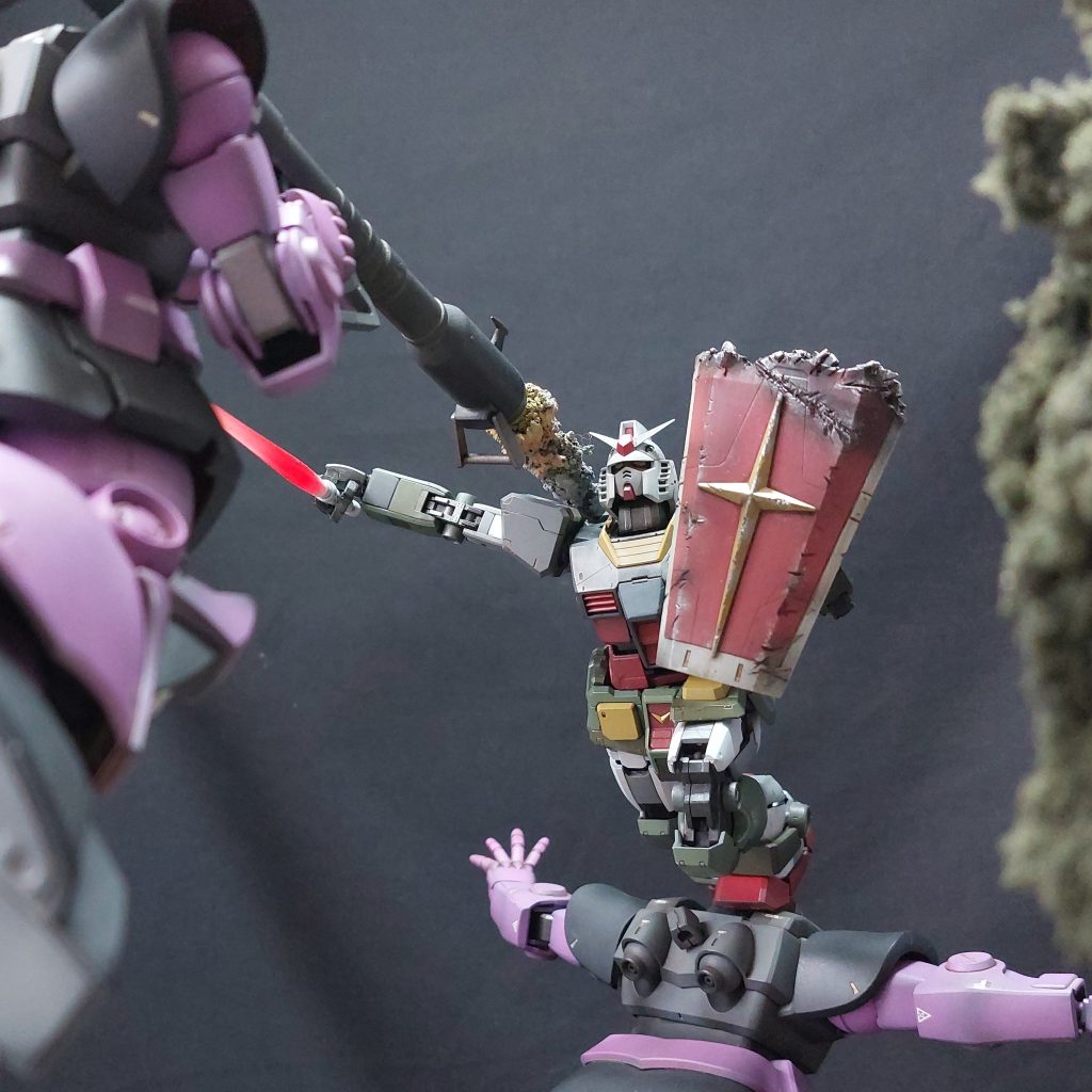 ■ガンダムの製作についてRGガンダムver1.0は可動範囲が広いため、当該シーンに近いポージングをとることができました。ジャイアント・バズーカの直撃で吹き飛んだシールドには、バトルダメージを付けています。ガンダムは無改造で各関節は固定し、大河原邦男先生の劇場版「機動戦士ガンダムⅡ哀戦士編」のポスターにヒントを得てリアルタイプ塗装としました。