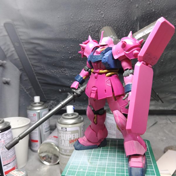 ガンプラが一番進む時の秘訣は目の前のやらなければならないこと(展示用ナイチンゲール)からの逃避である展示会に全く関係の無いギラ・ズールのアンジェロ機が今一番熱い(･３･)bバックパックを5ミリほど上に調整腕の肩アーマー基部を切り離して上に再接着、これで肩アーマーが上がる上の2つの工作で首が埋まって見える&nbsp;巨大プロペラントタンクの装甲板は絶対に角度がついていたほうがカッコいいので、切り放して空いた大穴をカラープラ板で塞ぐ&nbsp;肩アーマーのトゲの角度がどうみても金型の構造が垣間見える角度なので、切り込みをいれて、角度を変えてからランナータグを挟んで角度変更なかなかカッコいいバランスになったのではないだろうか？（2枚目）
