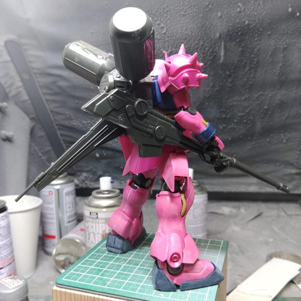 ガンプラが一番進む時の秘訣は目の前のやらなければならないこと(展示用ナイチンゲール)からの逃避である展示会に全く関係の無いギラ・ズールのアンジェロ機が今一番熱い(･３･)bバックパックを5ミリほど上に調整腕の肩アーマー基部を切り離して上に再接着、これで肩アーマーが上がる上の2つの工作で首が埋まって見える&nbsp;巨大プロペラントタンクの装甲板は絶対に角度がついていたほうがカッコいいので、切り放して空いた大穴をカラープラ板で塞ぐ&nbsp;肩アーマーのトゲの角度がどうみても金型の構造が垣間見える角度なので、切り込みをいれて、角度を変えてからランナータグを挟んで角度変更なかなかカッコいいバランスになったのではないだろうか？（7枚目）