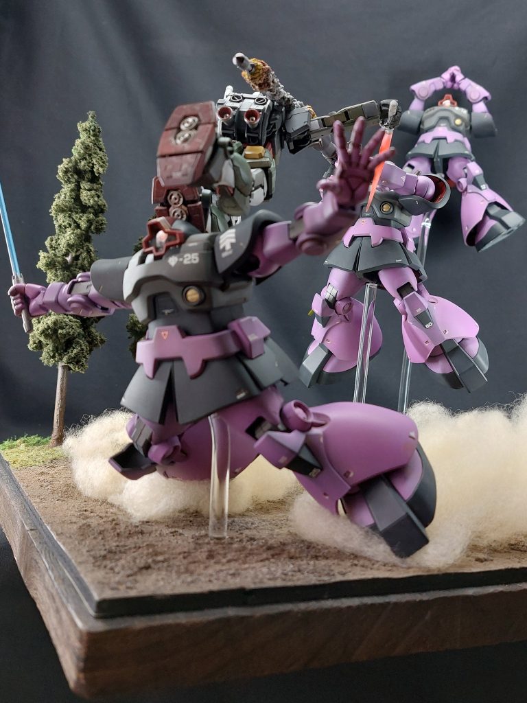 ■バズーカの弾と弾道について「機動戦士ガンダム ジ・オリジン」で描かれているように、マッシュは射撃の名手であるため、ジェット・ストリーム・アタックを避けようとする標的をのがすはずはないと考えました。したがって、普通に敵MSが飛び上がったら、ジャイアント・バズーカの餌食になる弾道を表現する必要があり、ガンダムはそのわずかな隙間をすり抜けるように配置することがポイントであると考え、各機の距離感と位置関係を調整しました。