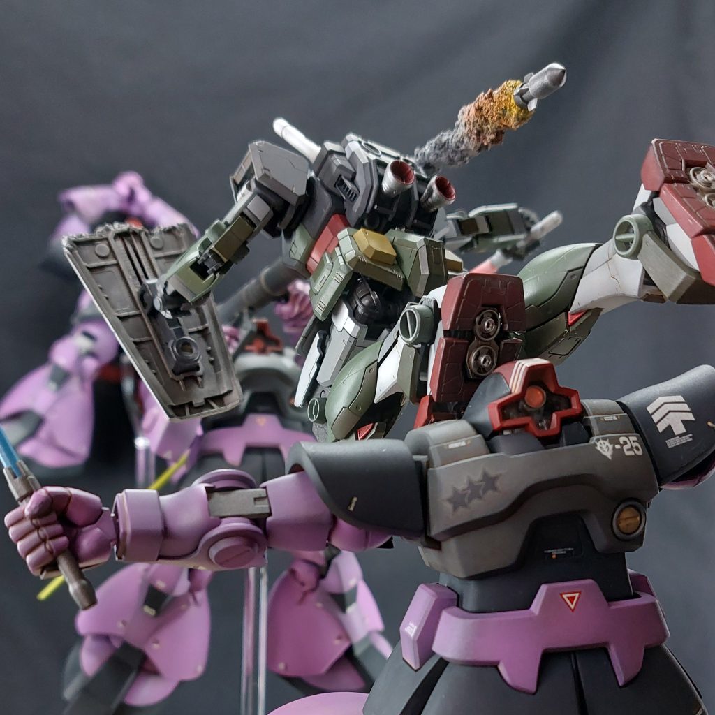 ■ガンダムと踏み台のガイア機についてガンダムとガイア機はφ1.0mm真鍮線で接続し、ガンダムがドムの肩でくるくる回らないように、耐衝撃用瞬間接着剤でガッチリと固定しました。ホバー走行中に踏み台にされたため、大きくバランスを崩したであろうと考え、ガイア機は思い切り前のめりにさせてみました。