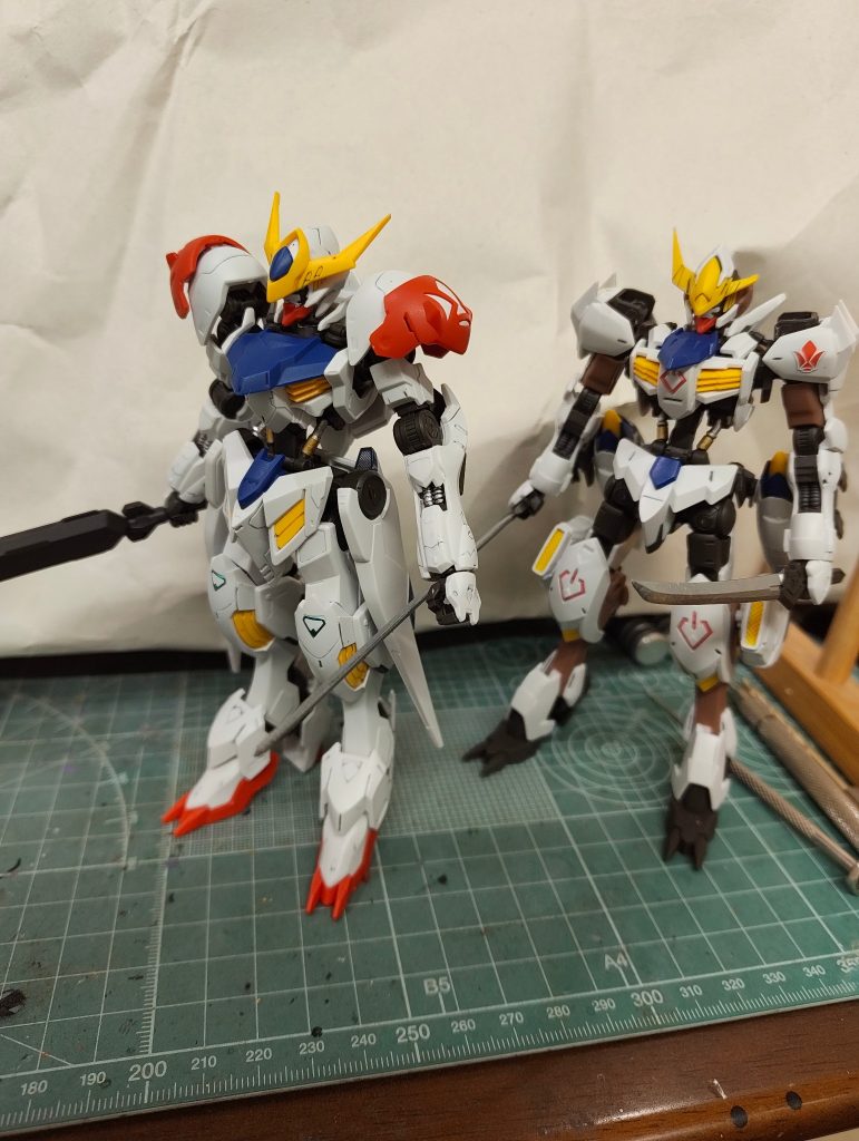 前回作成したアダプトと並べて。軽装のアダプトに対して、ルプスの方が重装甲。