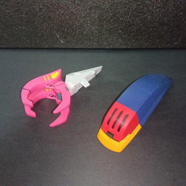 スパイク等を削って、スリムにしたシールドと、クローをガントレット化した物。スパイク跡の整形で、ヒケが気になりまくり、何回か埋め削りをしていたら塗装まで行っていた件。腕とか全然なのに…ミキシングビルド〆が@8日！