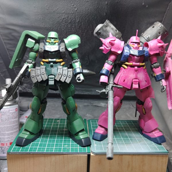 少し強く見えるように肩アーマーとバックパックの位置を調整(写真参照)位置調整の結果シールド側の基部が出てしまっているので、ここは微調整がいるアンジェロ機と比べると適度に弱カッコいい（5枚目）