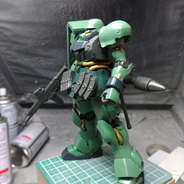 少し強く見えるように肩アーマーとバックパックの位置を調整(写真参照)位置調整の結果シールド側の基部が出てしまっているので、ここは微調整がいるアンジェロ機と比べると適度に弱カッコいい（2枚目）