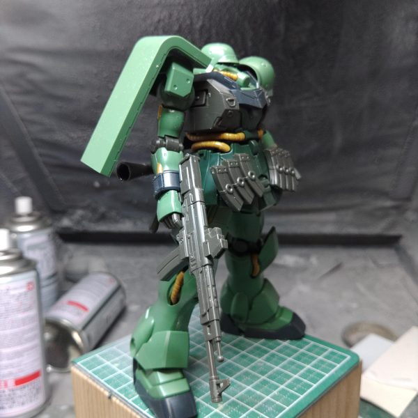少し強く見えるように肩アーマーとバックパックの位置を調整(写真参照)位置調整の結果シールド側の基部が出てしまっているので、ここは微調整がいるアンジェロ機と比べると適度に弱カッコいい（3枚目）