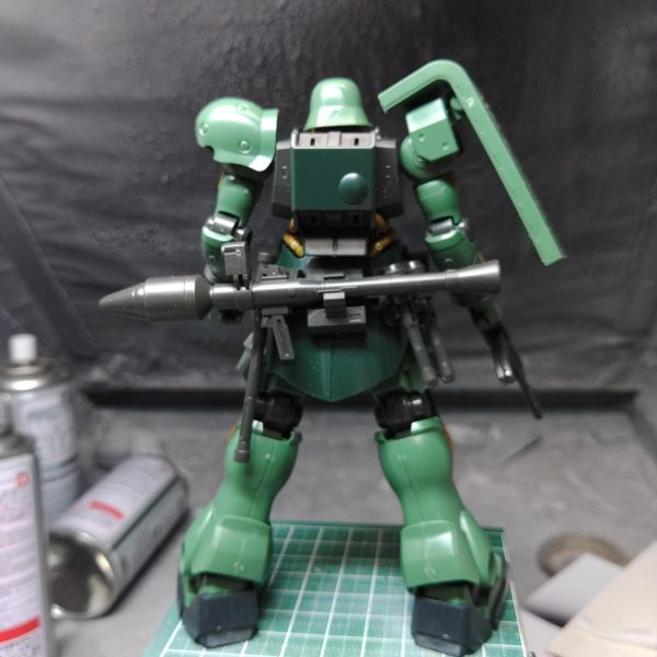 少し強く見えるように肩アーマーとバックパックの位置を調整(写真参照)位置調整の結果シールド側の基部が出てしまっているので、ここは微調整がいるアンジェロ機と比べると適度に弱カッコいい（4枚目）