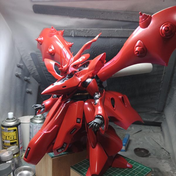 全身を組み上げてこれからデカール作業取り付けなければならないパーツもなかなかに多いが現時点だとここまでネオジオンの赤を締めくくる最後の機体だけにいい感じに完成させたい（2枚目）