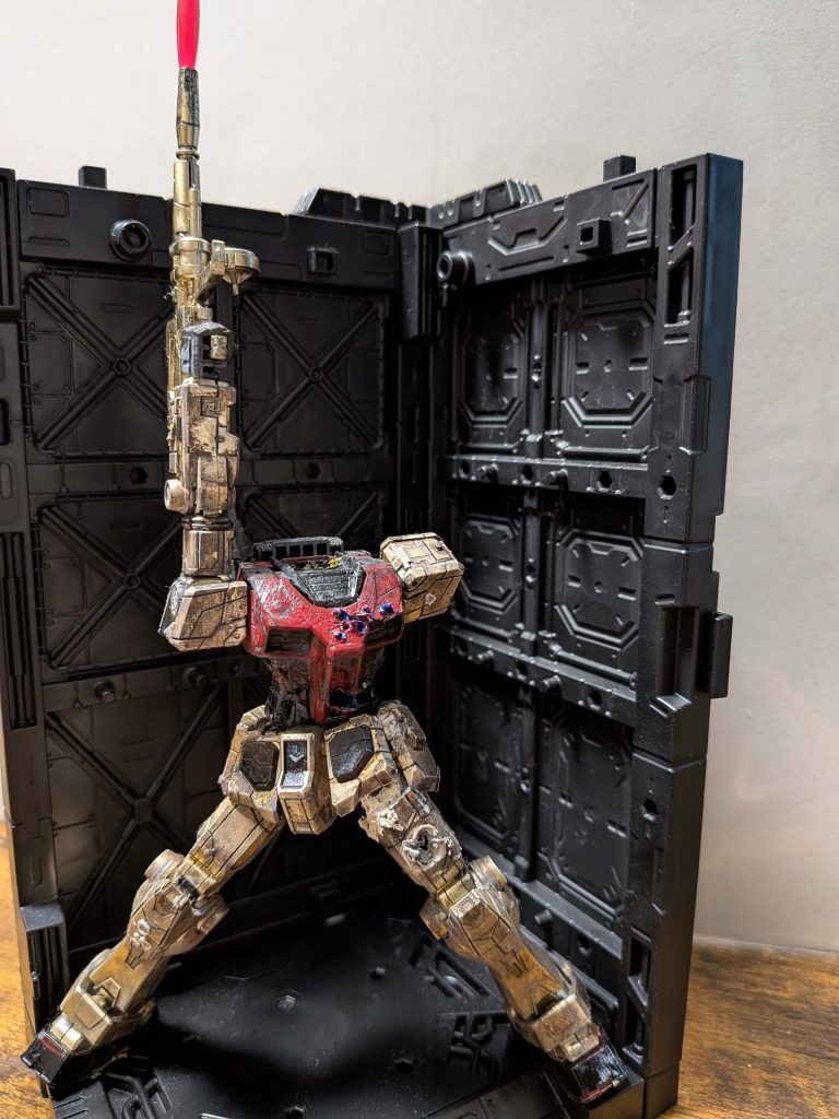 当時金色のガンダム作ってみたいなぁって思ったので作りました。が足の間接がボロボロになってしまったのでジオラマにしました笑左足の方はひっつき虫で無理やりくっつけている