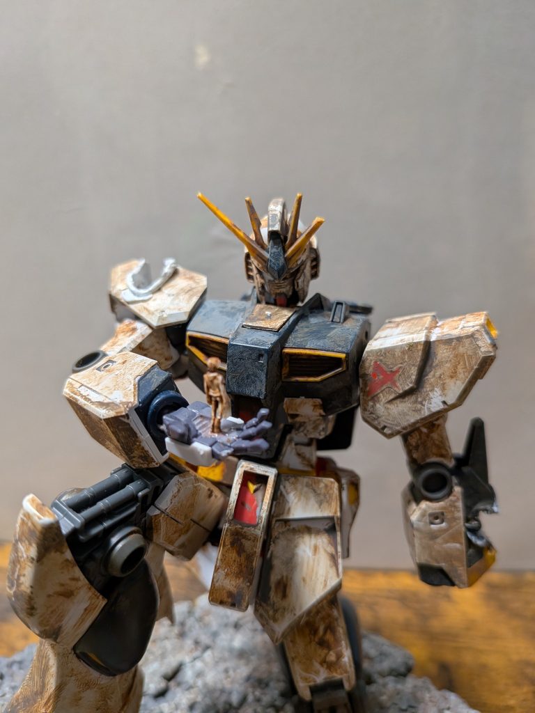 素体はENTRYGRADEのνガンダム手に乗ってるのはRGﾕﾆｺｫｫｫｫｫｫｫﾝのバナージを拝借🦄