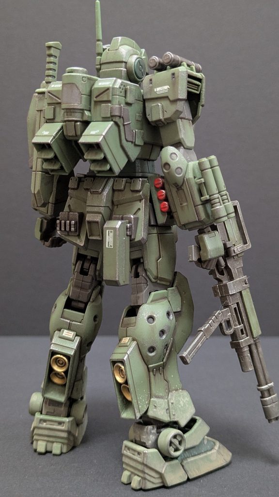 今回新しいウェザリングに挑戦してみました、スパッタリングってやつで戦車などの泥はねの表現で、それを足元に施してみました！まさにマッドスプラッシュ！(英語で言っただけ)この機体にもブチ穴があります、デザイナーは違いますが出渕裕デザインのジムスナイパー2から継承されています、この無駄に空いた穴かっこいいですよね〜(⁠*⁠´⁠ω⁠｀⁠*⁠)/このブチ穴を見ていたら、なんかゲーセンでモグラ叩きがやりたくなりました、でも最近のトレンドはワニワニパニックです、叩くハンマーがワニワニパニックに継承されています。