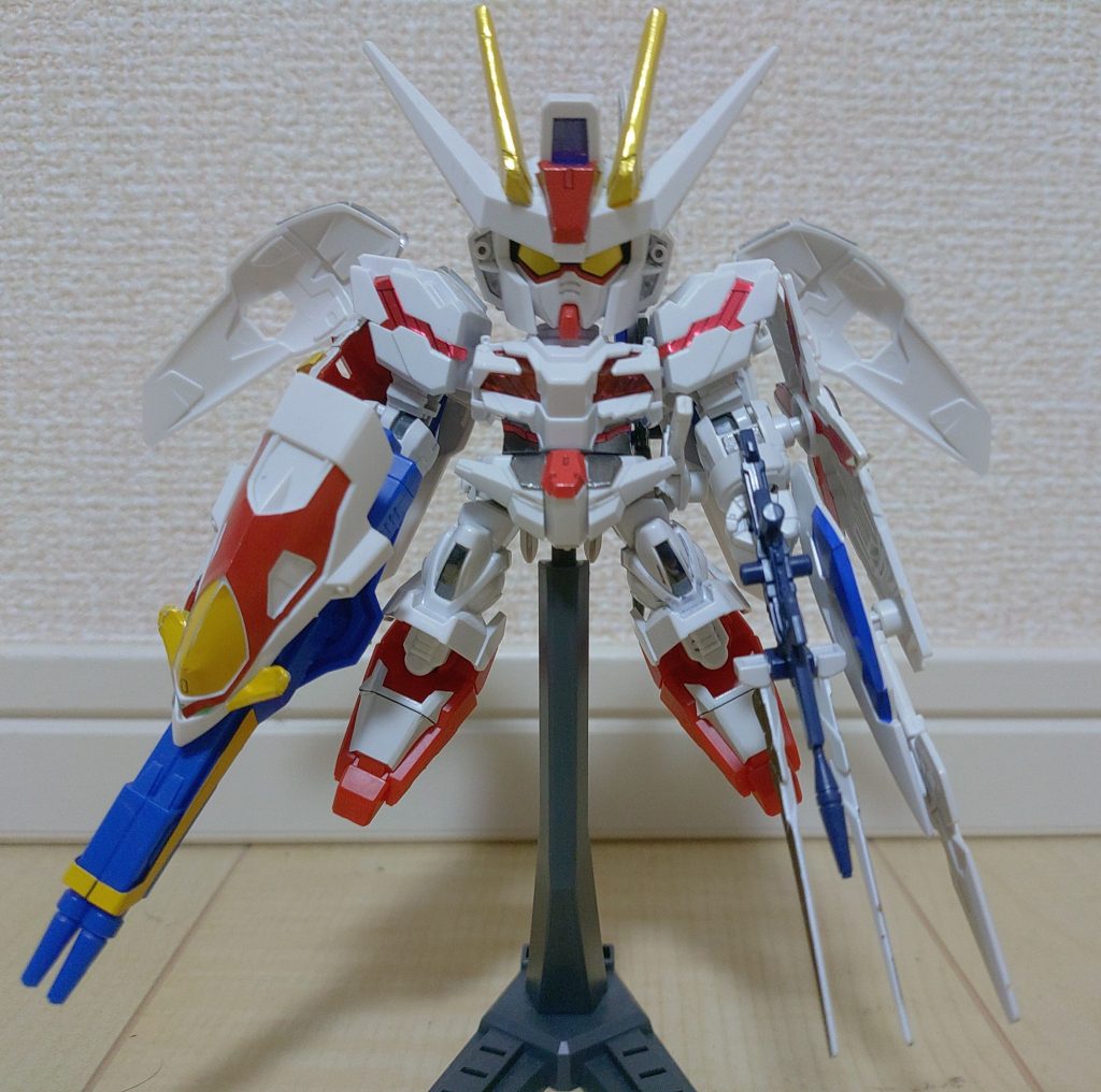 ストライクが好きすぎるあまり、持っているSDの武装を盛りに盛りまくった結果誕生したガンプラ。テキトーにつけた名前のアルファベットの部分は、ユニコーン、ウイング、エクシアの頭文字です。