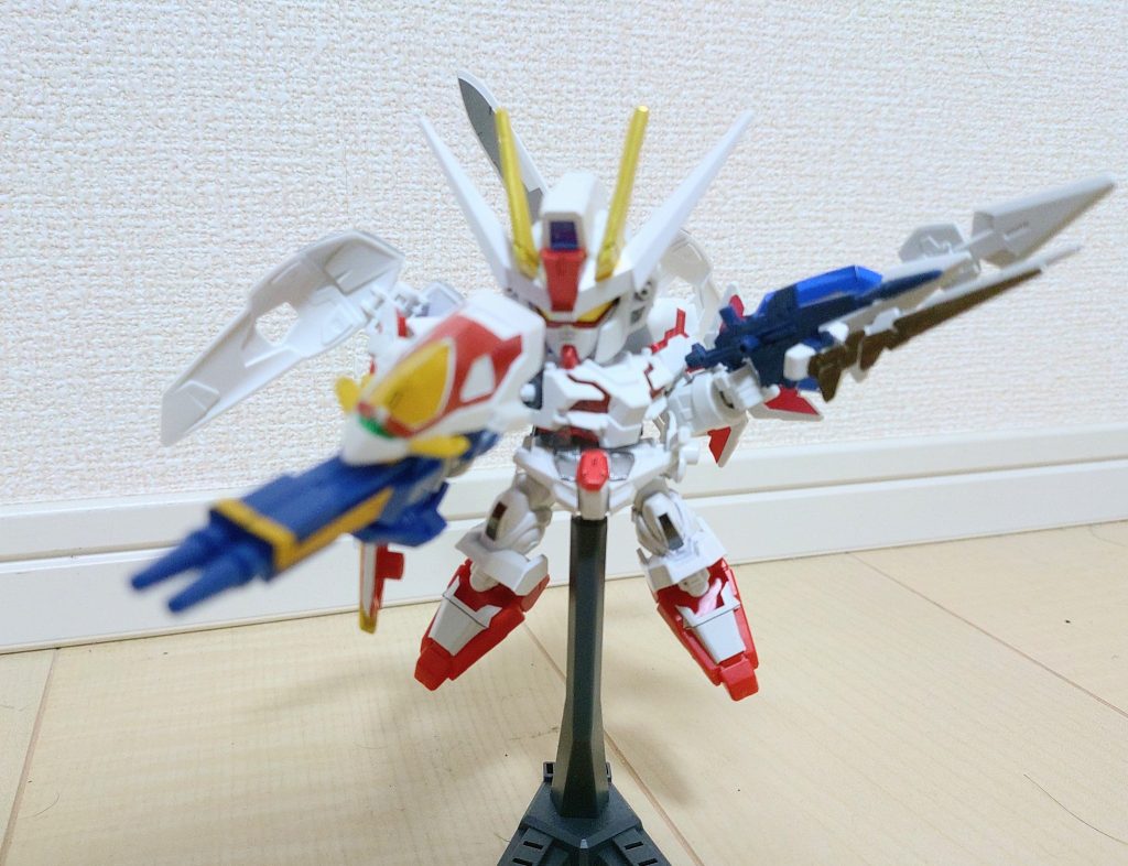（めっちゃボケてますが）右手にツインバスターライフル（+ウイングゼロのシールド+エクシアのGNソードのシールド部分）とストライクのシールドを装備。