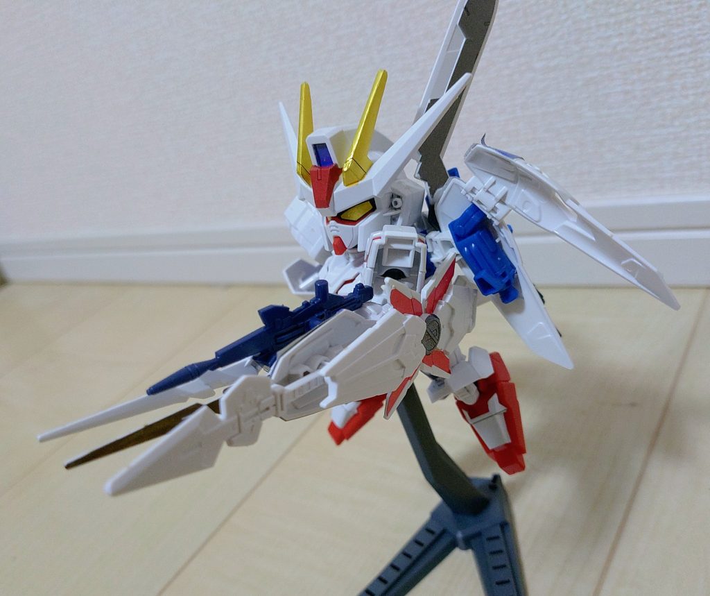 左手にはユニコーンのライフル（+角）とユニコーンのシールド（+エクシアのシールドとGNブレイドの短い方）を装備。ついでに背中にGNソードIIのソードとストライクのライフルを背負ってます。斬、のポーズ。