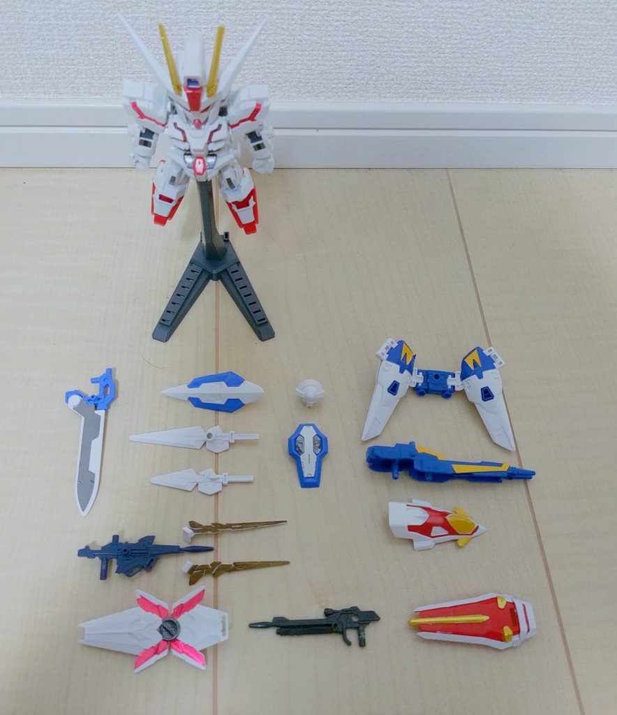 武装を脱ぐとこんなにたくさん。何故かユニコーンの角だけガンダムマーカーで塗ってますね。