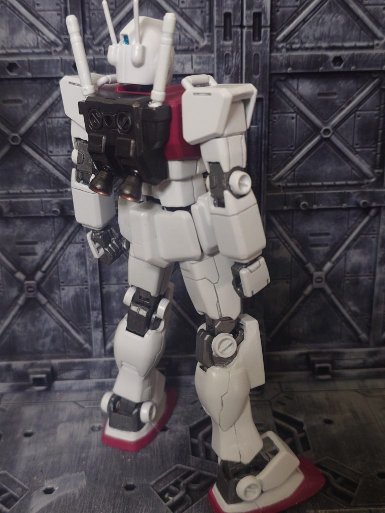 ベースキットはFGガンダム。関節を自作したり、市販パーツを組み込んだりしてます。ロールバーはコトブキヤの市販パーツ、膝はプラ板からのスクラッチです。筆塗り全塗装。水性ホビーカラーのガンダムホワイト、ガンダムイエローなどをそのままつかってます。ただ赤部分はシャア専用レッドです。ダークレッドっぽい色合いが好みなので。