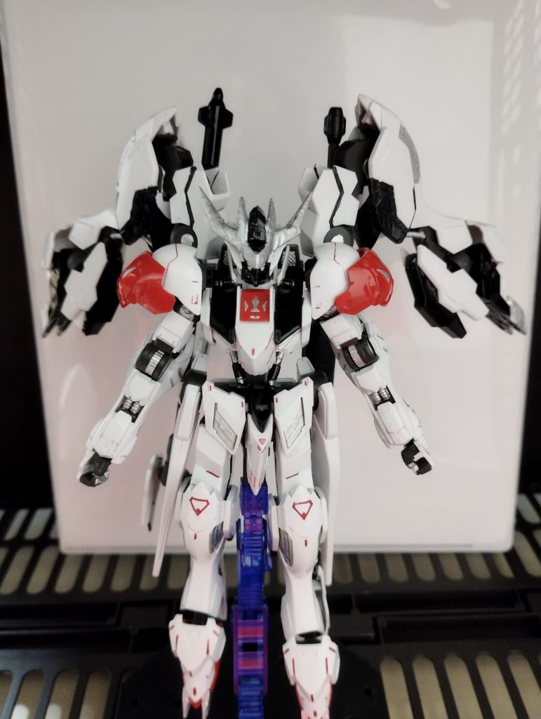 合体😃ｶﾞﾝﾀﾞﾑ ディアボルス アルブス‼️&nbsp;始めはこの状態でスタートするつもりだったんですが、追加装備がいい感じにまとめれたので支援機として、支援機との合体という形にしました✨そして脚を羽根に見立ててしまうｗ