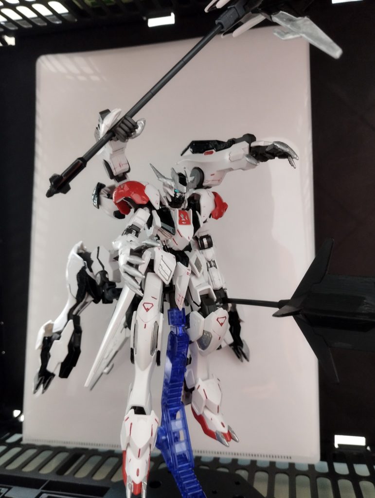 もちろん武器も持てます。ただ上の腕では、巨大メイスとソードメイスは重さに耐えれませんでしたｗ
