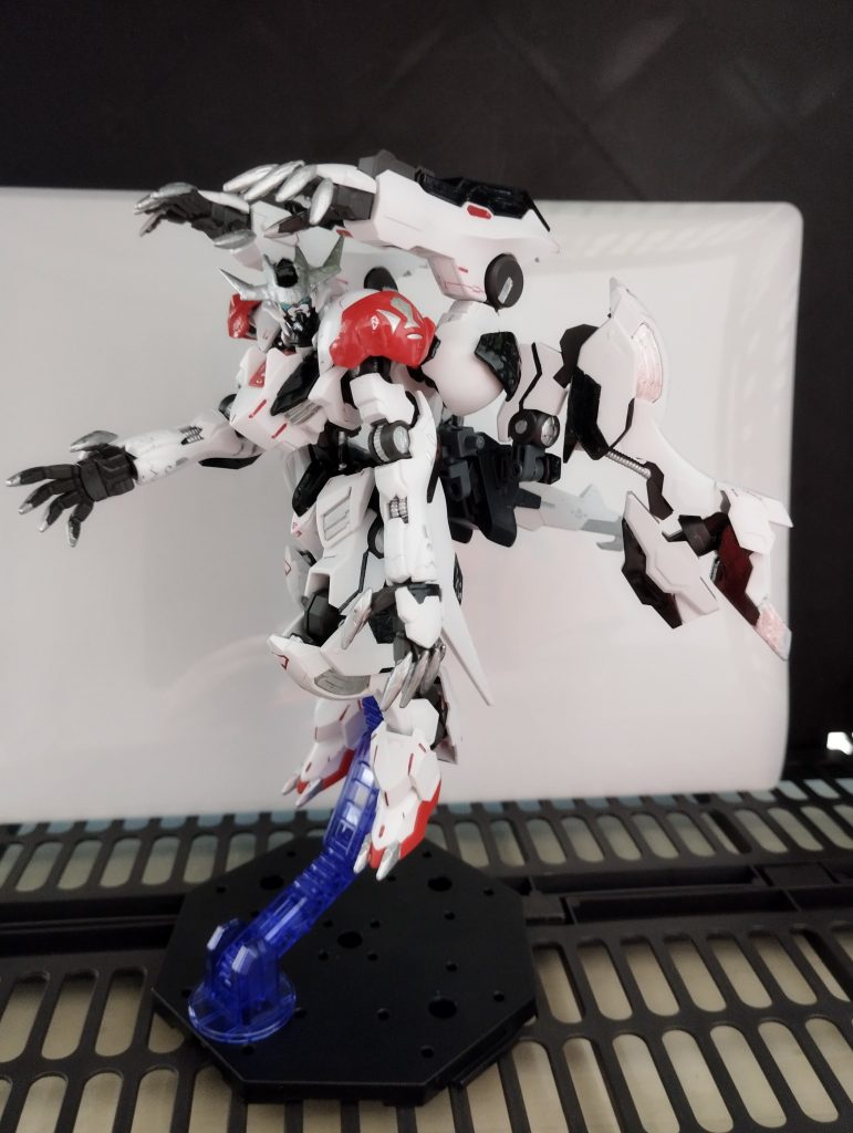 以前の［ﾐｷｼﾝｸﾞ？］バルバタウロスhttps://gumpla.jp/hg/25265753では塗装せずに形だけの表現で、[ﾘﾋﾞﾙﾄﾞ]バルバトス イビルhttps://gumpla.jp/hg/25500943では色は揃っているキット内で組み、今回のディアボルス アルブスでは同系統のキット(発展機)で一部色替えをしてまとまるように組み上げる、と一応の成長を感じて、とても満足です😊✨