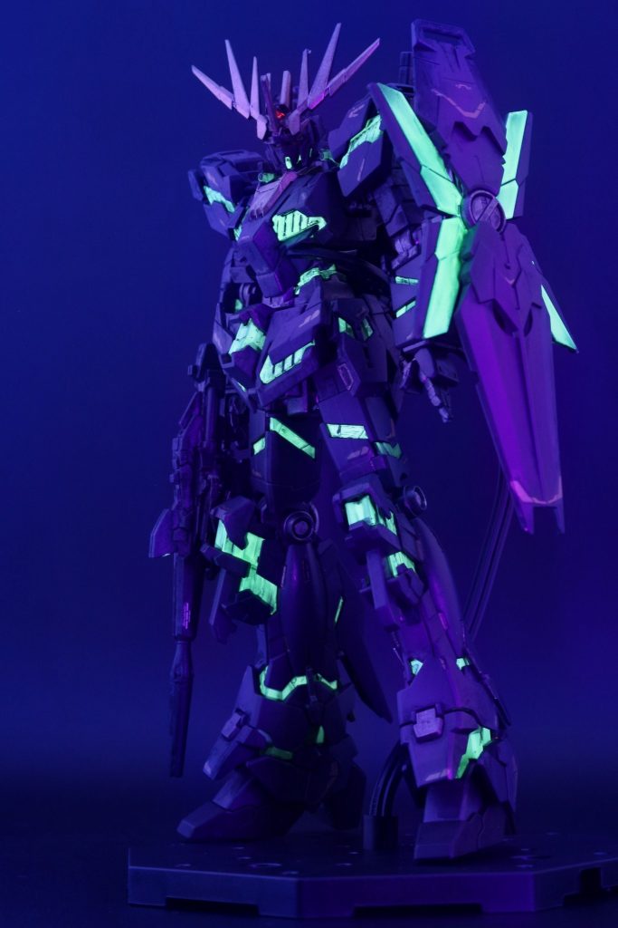 ブラックライトで光ります