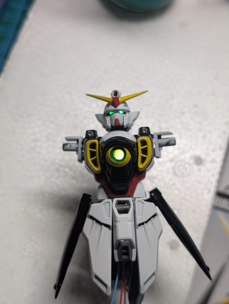 LEDの本組込み&塗装後の点灯確認。写真では分かりませんが塗装前にあった光の漏れが無くなってかなり見た目が良くなりました！