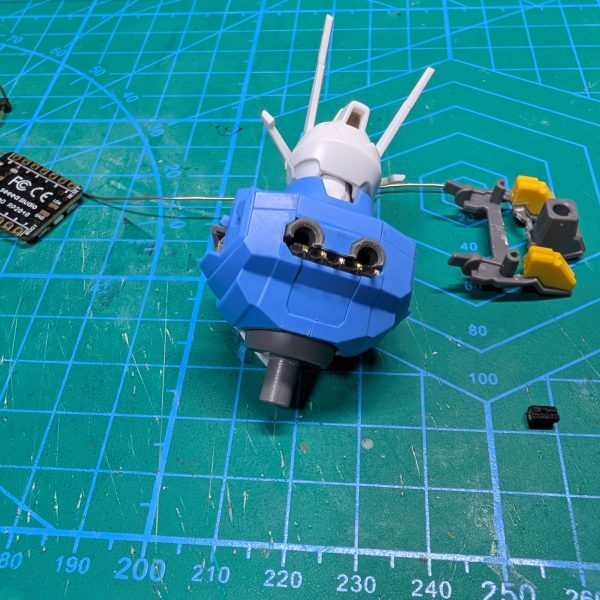 スイッチサイエンスで次回のエアリアルにピッタリの部品を発見(☆∀☆)、即購入！予想通り見えない部分の加工だけで根幹部品の組み込み確認OK(ｶﾝ☆ｺｰﾝ)まぁ写真から簡単に予想できるとは思いますが、今のところは何を組み込んだかは秘密ということで…🤫因みに元々使おうとしていたモノが左側にチラチラしています(/ω・＼)ﾁﾗﾁﾗ（2枚目）