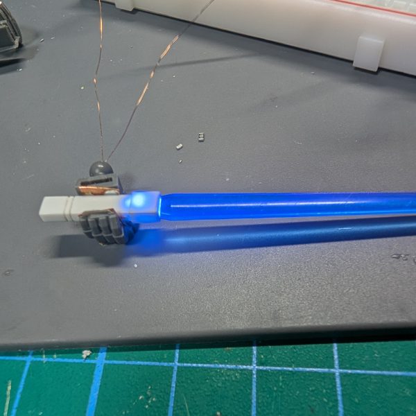 思ってたよりスムーズにビームサーベルが完了したので続けての投稿です(｀･ω･´)ﾌﾝｽｯ！ビームライフルと同様に芯線を埋め込んで端子化😎持ち手に持たせるだけで発光する所まで確認できました‎✨ただビールエフェクト全体が光ってくれる感じではないですね…抵抗値落として光量は確保してるけどちょっと物足りないかも。光漏れも黒の下地でカバーできるかどうか…エフェクトは暗くすればまぁそれっぽいかな？&nbsp;とにかく！武器周りは一旦これで完了ということで！次はどこに手をつけようかなぁ🤔（3枚目）