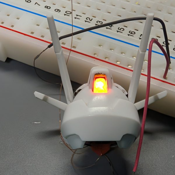 頭部へのLED埋め込みです😊ウイングの時もそうでしたが、頭部はやはり気合いが入りますね💪🔥小さいパーツが多く少し手こずりましたが、時間をかけた甲斐があって、仮組みの現状でかなり良い感じに仕上がりました！🤘( ˙꒳​˙ &nbsp;)🤘ﾔｯﾀｾﾞLEDは肩とおなじ2mm角のneoPixel LEDを2個直角に配置した物を準備して赤いパーツに埋め込みました。ここでツインアイ、シェルユニット、後頭部センサの全てを光らせています。2個あるので若干のアニメーションも今後実装できる予定です笑額のシェルユニットはパッケージ通り3本の線状に発光します！ここがパーツの取付と光路の確保の両立が難しかった…😭お次はバックパックに手をつけようかな(๑•̀ㅂ•́)و（6枚目）