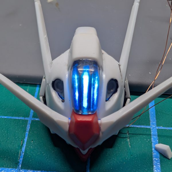 頭部へのLED埋め込みです😊ウイングの時もそうでしたが、頭部はやはり気合いが入りますね💪🔥小さいパーツが多く少し手こずりましたが、時間をかけた甲斐があって、仮組みの現状でかなり良い感じに仕上がりました！🤘( ˙꒳​˙ &nbsp;)🤘ﾔｯﾀｾﾞLEDは肩とおなじ2mm角のneoPixel LEDを2個直角に配置した物を準備して赤いパーツに埋め込みました。ここでツインアイ、シェルユニット、後頭部センサの全てを光らせています。2個あるので若干のアニメーションも今後実装できる予定です笑額のシェルユニットはパッケージ通り3本の線状に発光します！ここがパーツの取付と光路の確保の両立が難しかった…😭お次はバックパックに手をつけようかな(๑•̀ㅂ•́)و（5枚目）