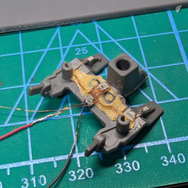 今日のメイン作業はバックパックのLED埋め込みです。🧰ここはシェルユニット部分にモールドが彫られてない箇所だったので、シールを参考にフィン状にして光路を確保しました！(ちょっと斜めってるのもありますが💦)また、今回は張り切ってスラスター部分のパーツもフィン状に加工してLEDを埋め込んでみました(武器類もそうですが、先達方のまねっこです😅)見様見真似でやってみたにしては中々いいのではないでしょうか(๑•̀ㅂ•́)و本体との接続はワイヤを直接はんだ付けするしか無いかなー🤔もう一本分だけコネクタ埋め込んどけばよかった😭最後に、昨日作った頭部と並べてみた🤗✨こうビカビカ光っているものを見るのは小気味が良いものです🙆‍♀️（3枚目）
