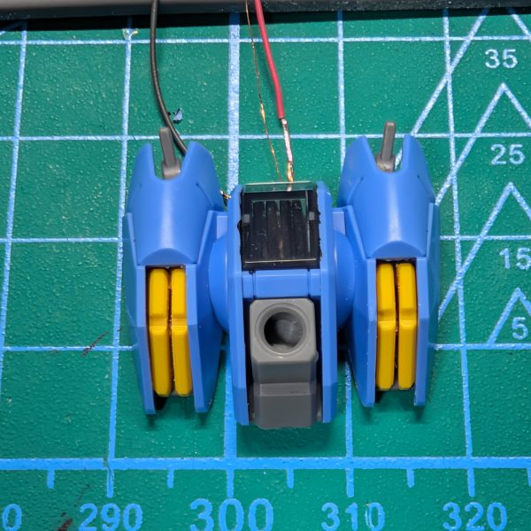 今日のメイン作業はバックパックのLED埋め込みです。🧰ここはシェルユニット部分にモールドが彫られてない箇所だったので、シールを参考にフィン状にして光路を確保しました！(ちょっと斜めってるのもありますが💦)また、今回は張り切ってスラスター部分のパーツもフィン状に加工してLEDを埋め込んでみました(武器類もそうですが、先達方のまねっこです😅)見様見真似でやってみたにしては中々いいのではないでしょうか(๑•̀ㅂ•́)و本体との接続はワイヤを直接はんだ付けするしか無いかなー🤔もう一本分だけコネクタ埋め込んどけばよかった😭最後に、昨日作った頭部と並べてみた🤗✨こうビカビカ光っているものを見るのは小気味が良いものです🙆‍♀️（4枚目）