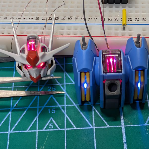 今日のメイン作業はバックパックのLED埋め込みです。🧰ここはシェルユニット部分にモールドが彫られてない箇所だったので、シールを参考にフィン状にして光路を確保しました！(ちょっと斜めってるのもありますが💦)また、今回は張り切ってスラスター部分のパーツもフィン状に加工してLEDを埋め込んでみました(武器類もそうですが、先達方のまねっこです😅)見様見真似でやってみたにしては中々いいのではないでしょうか(๑•̀ㅂ•́)و本体との接続はワイヤを直接はんだ付けするしか無いかなー🤔もう一本分だけコネクタ埋め込んどけばよかった😭最後に、昨日作った頭部と並べてみた🤗✨こうビカビカ光っているものを見るのは小気味が良いものです🙆‍♀️（5枚目）