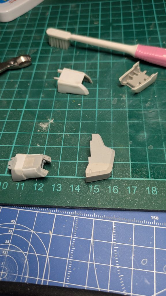 プラバン工作腕と頭以外は幅増ししていますほとんどのスジボリを埋めています