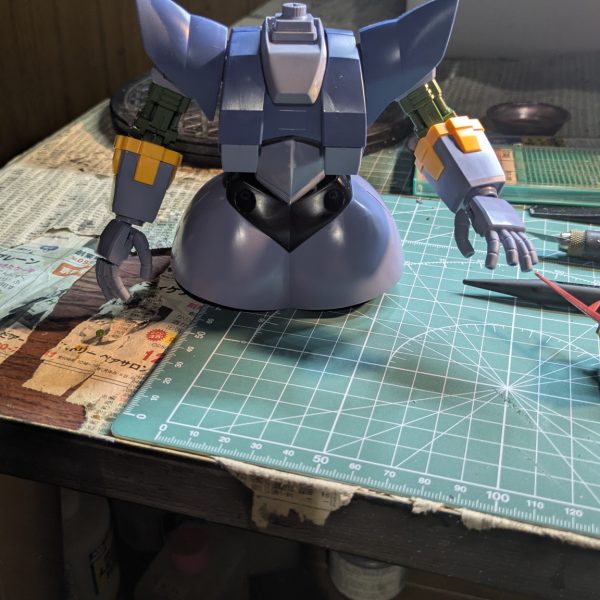 仕事が落ち着いてきたので、ホビーオフで購入した、HGジオングを製作してます。仮組みまで完成！！お腹部分のパーツの幅詰め、頭部モノアイがシール再現だったので、モノアイの追加など、の頭部改修。これから、肩アーマー、全身にスジ掘りの追加など、まだまだする事沢山。どんな作品になるか、完成が楽しみです😊（2枚目）