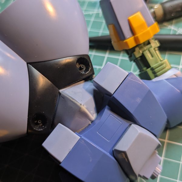 仕事が落ち着いてきたので、ホビーオフで購入した、HGジオングを製作してます。仮組みまで完成！！お腹部分のパーツの幅詰め、頭部モノアイがシール再現だったので、モノアイの追加など、の頭部改修。これから、肩アーマー、全身にスジ掘りの追加など、まだまだする事沢山。どんな作品になるか、完成が楽しみです😊（3枚目）