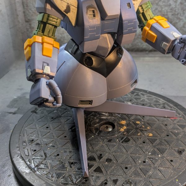 HGジオング改修完了しました。改修ポイント1.肩アーマーの上部にプラ版を貼り付け鋭利な感じに。2.腰アーマー部を幅詰めして、前傾姿勢を強調。3.ボディとスカートにスジ掘り追加4.頭部左右にプラ棒で、モールド追加5.頭部モノアイスリッド開口して、中にモノアイを仕込みました。6.スカート前面下部とボディ前面、背部にスラスター追加、7.前腕部先端に4箇所プラ版にて、モールド追加。仕事が暇になってきたので、ボチボチ毎日改造してました😅あまり、ゴチャゴチャしないように、スジ掘りも控え目、モールドも控えで、バランス良くできたかな？後は、塗装のみ！！&nbsp;（5枚目）