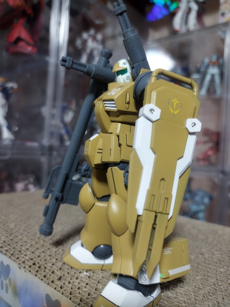 連邦軍のエンブレムは白の方が良かったかも…あいにく在庫切れで黄色を貼りました