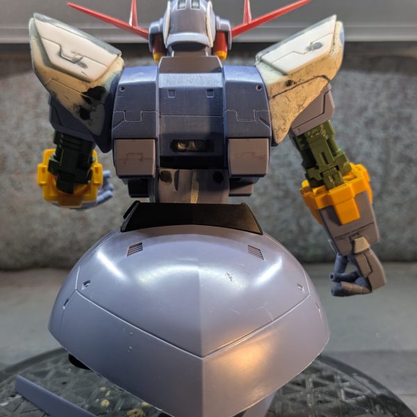 HGジオング改修完了しました。改修ポイント1.肩アーマーの上部にプラ版を貼り付け鋭利な感じに。2.腰アーマー部を幅詰めして、前傾姿勢を強調。3.ボディとスカートにスジ掘り追加4.頭部左右にプラ棒で、モールド追加5.頭部モノアイスリッド開口して、中にモノアイを仕込みました。6.スカート前面下部とボディ前面、背部にスラスター追加、7.前腕部先端に4箇所プラ版にて、モールド追加。仕事が暇になってきたので、ボチボチ毎日改造してました😅あまり、ゴチャゴチャしないように、スジ掘りも控え目、モールドも控えで、バランス良くできたかな？後は、塗装のみ！！&nbsp;（4枚目）